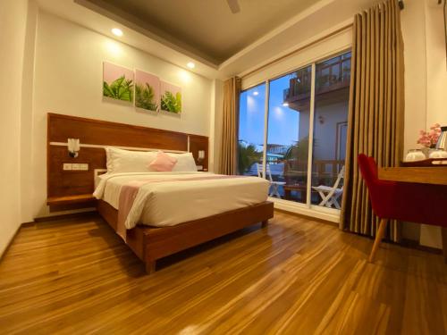 ein Schlafzimmer mit einem Bett und einem großen Fenster in der Unterkunft Pearlshine Retreat Maldives in Gulhi