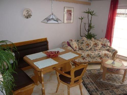 ein Wohnzimmer mit einem Tisch und einem Sofa in der Unterkunft Ferienwohnungen Roder - Ferienwohnung II in Freiburg im Breisgau