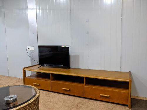 TV a/nebo společenská místnost v ubytování Private Rooms with International Airport View