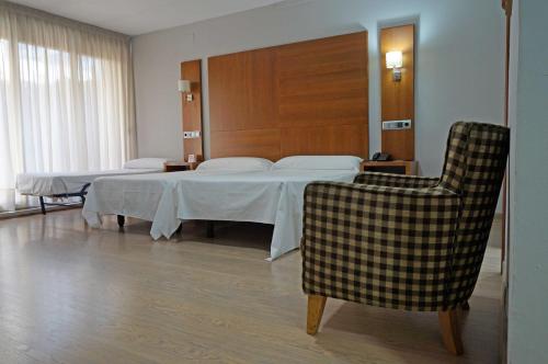 a hospital room with two beds and two chairs at Cesaraugusta in Zaragoza