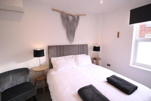 เตียงในห้องที่ Amaya Six - Beautifully renovated with the latest tech & FAST Wi-Fi