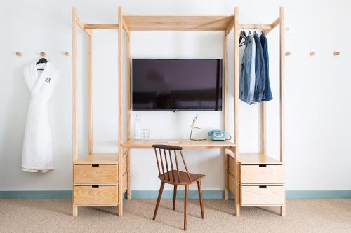 a dressing room with a desk and a tv at Bradford House, a Member of Design Hotels in Oklahoma City