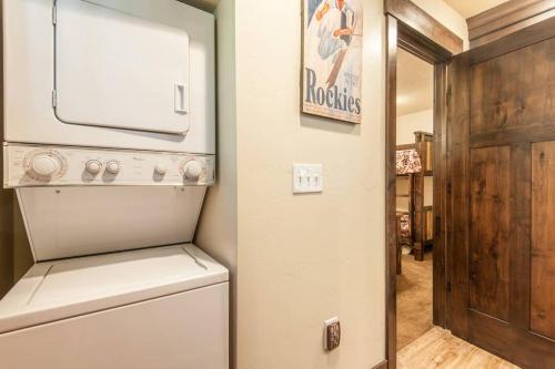 una cocina con lavadora y secadora junto a una puerta en Hideaway Above The Stream Sundance, Utah, en Sundance