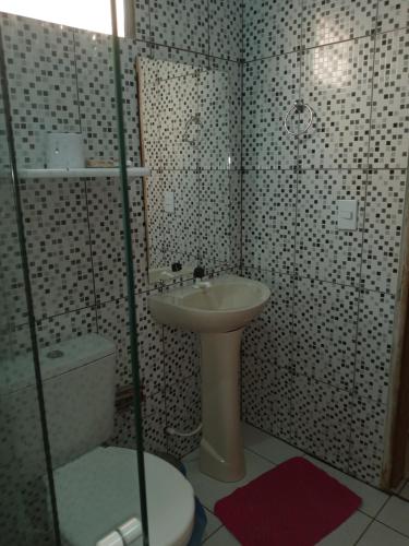 カロリナにあるCasa de temporadas Simone/ Rafaelのバスルーム(洗面台、トイレ付)
