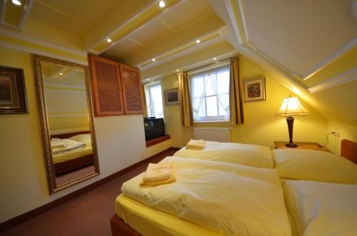 a bedroom with a large bed and a mirror at Eck-Reethaus-Kirchhaus in Groß Zicker