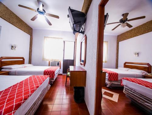 Tempat tidur dalam kamar di Hotel Candilejas Playa