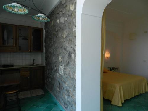 En tv och/eller ett underhållningssystem på Bacio del Sole B&B Positano