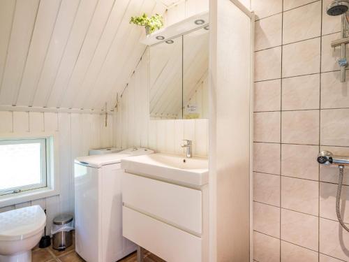 Et badeværelse på Holiday home Nørre Nebel XLVII