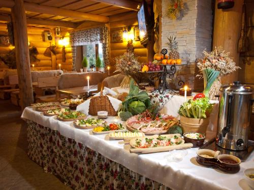 een tafel met veel verschillende soorten voedsel erop bij Willa Góralsko Riwiera in Zakopane