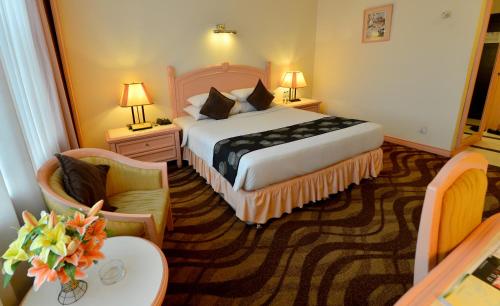 Postel nebo postele na pokoji v ubytování Emerald Puteri Hotel