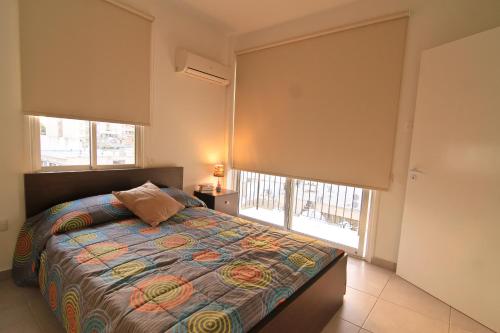 Un pat sau paturi într-o cameră la P. Ioannou Flats