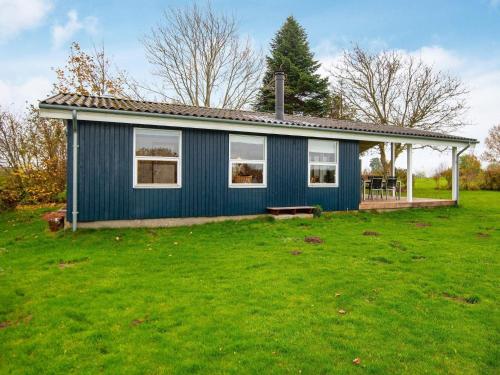uma casa azul num campo com um jardim verde em 5 person holiday home in Egernsund em Egernsund