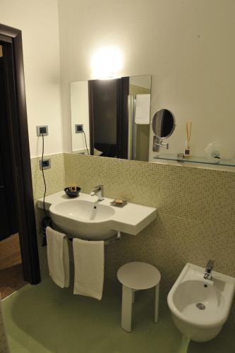 een badkamer met een wastafel en een toilet bij Casa Boffa in Barbaresco