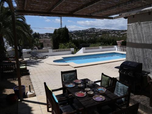 モライラにあるSpanish Villa in Moraira with Private Poolのパティオ(テーブル、椅子、プール付)