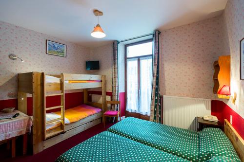 Postel nebo postele na pokoji v ubytování Hotel des Alpes