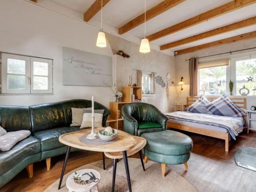 ein Wohnzimmer mit einem Sofa, einem Bett und einem Tisch in der Unterkunft Beautiful Holiday Home in Pepelow near Sea in Pepelow