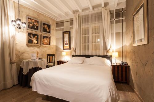 En eller flere senge i et værelse på El Bosque de La Anjana