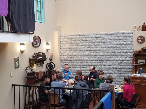 un grupo de personas sentadas en una mesa en un restaurante en Hospedaje Milenio, en La Paz