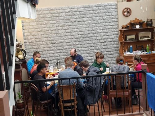 un grupo de personas sentadas en una mesa en un restaurante en Hospedaje Milenio, en La Paz