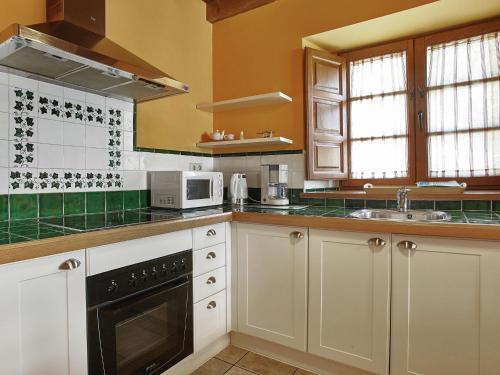 Kuchyň nebo kuchyňský kout v ubytování Mansion with Pool & Terrace