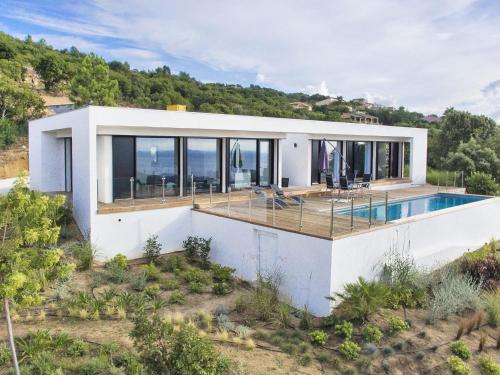 MoliniにあるSpacious modern villa with private poolの丘の上の家