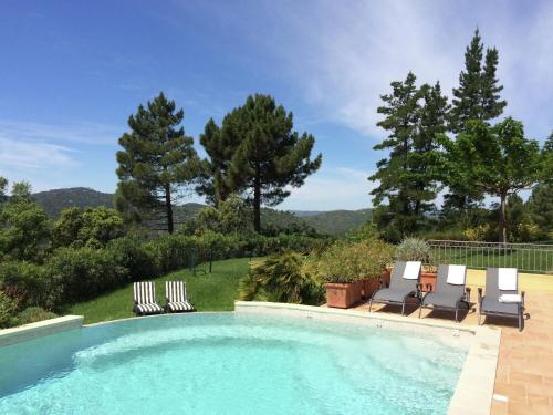 una piscina con 4 sillas en Opulent Villa in Le muy with Swimming Pool, en Le Muy