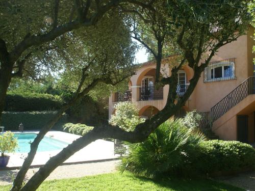 サントロペにあるModern holiday home with private gardenの庭前のスイミングプール付き家