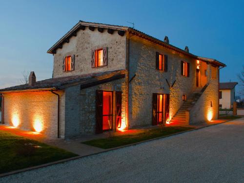 una casa de piedra con luces en el lateral. en Belvilla by OYO La Cantina en Case Vecchie