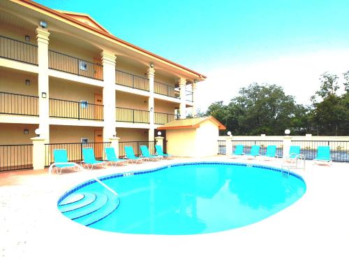 uma grande piscina em frente a um hotel em Fairway Inn em Fort Walton Beach