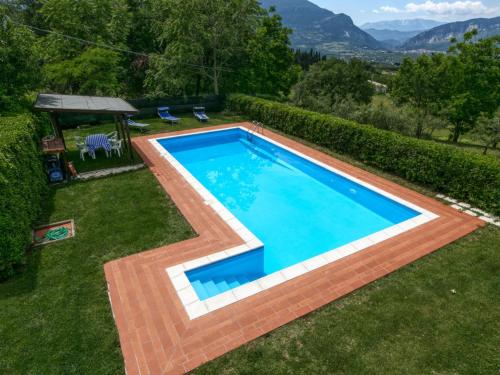 San Valentino in Abruzzo CiterioreにあるBelvilla by OYO Villa Insiemeの庭のスイミングプールの景色