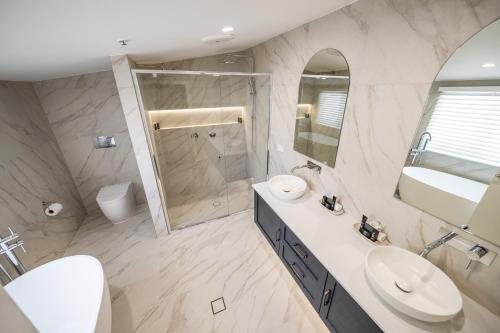 a bathroom with a sink, toilet and bathtub at Seahorse Inn in Eden