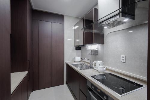 阿斯塔納的住宿－Elite apartments，一个带木制橱柜和水槽的厨房