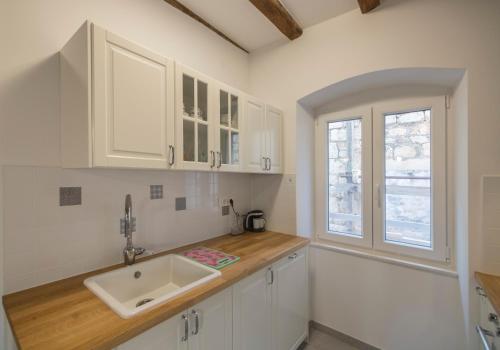 Kuchyň nebo kuchyňský kout v ubytování Apartments Bepi