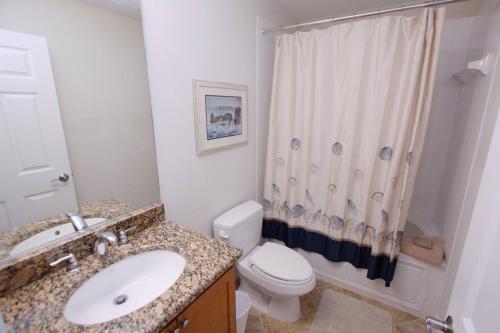 Un baño con lavabo, inodoro y ducha. en 456 Little Harbor, en Ruskin