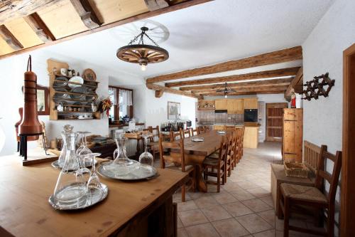 A restaurant or other place to eat at Agritur al Canyon