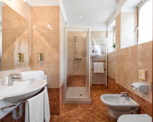 Un baño de Family Hotel Serena