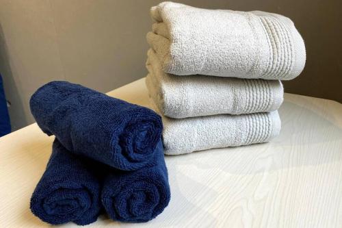 a pile of towels sitting on top of a table at Belle harmonie togoshi203 in Tokyo