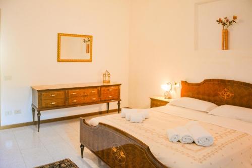a bedroom with a bed with two towels on it at Bellagio Villas in Lezzeno