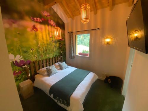 - une chambre avec un lit, une fenêtre et des fleurs dans l'établissement La Ferme des Étroits, à Valloire
