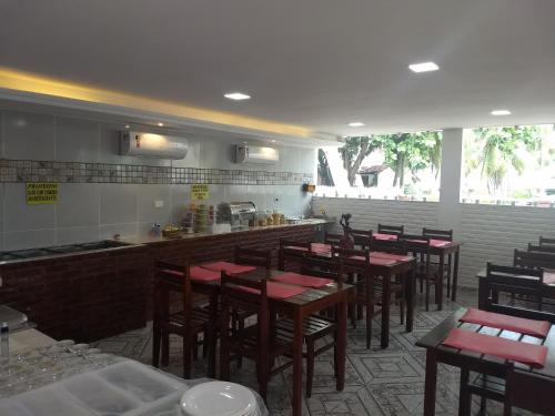 Pousada Costa Tropical tesisinde bir restoran veya yemek mekanı