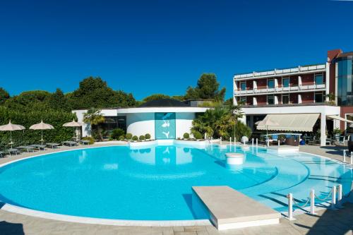 בריכת השחייה שנמצאת ב-Hotel Salus Terme - Adults Only או באזור