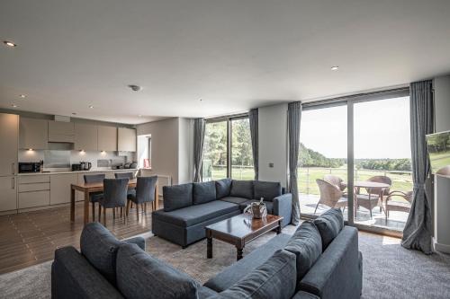 una sala de estar con un sofá y una mesa en Cotswolds Hotel & Spa, en Chipping Norton