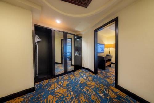 a corridor of a hotel room with a mirror at Al Ghufran Safwah Hotel Makkah in Makkah