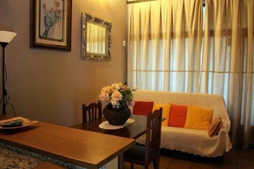 uma sala de estar com um sofá e uma mesa em La Cabachuela em Casares de las Hurdes