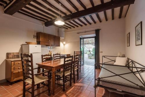 a kitchen and dining room with a table and chairs at Agriturismo San Ottaviano in Monterotondo