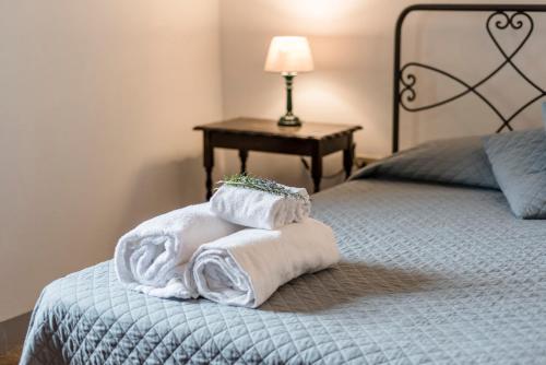 a room with towels on a bed with a table at Agriturismo San Ottaviano in Monterotondo