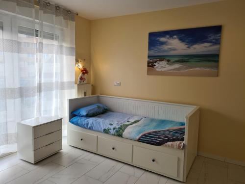 a small bed in a room with a window at Modernes Apartment 3 mit 5 Schlafzimmer 8 einzelne Betten in Dortmund