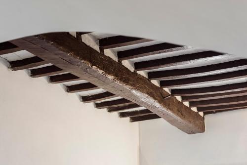 a metal roof on top of a white wall at Agriturismo San Ottaviano in Monterotondo