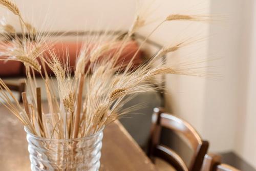 a vase filled with dry grass sitting on a table at Agriturismo San Ottaviano in Monterotondo