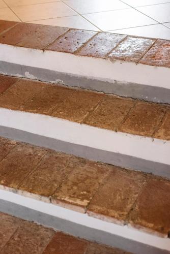 a set of stairs with dirt at Agriturismo San Ottaviano in Monterotondo